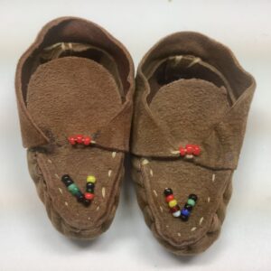 Item# SH049 / simple beaded brown suede moccasin